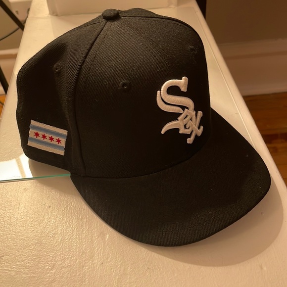 New Era Other - Chicago White Sox NewEra 59fifty fitted cap 7 1/4 with Chicago flag